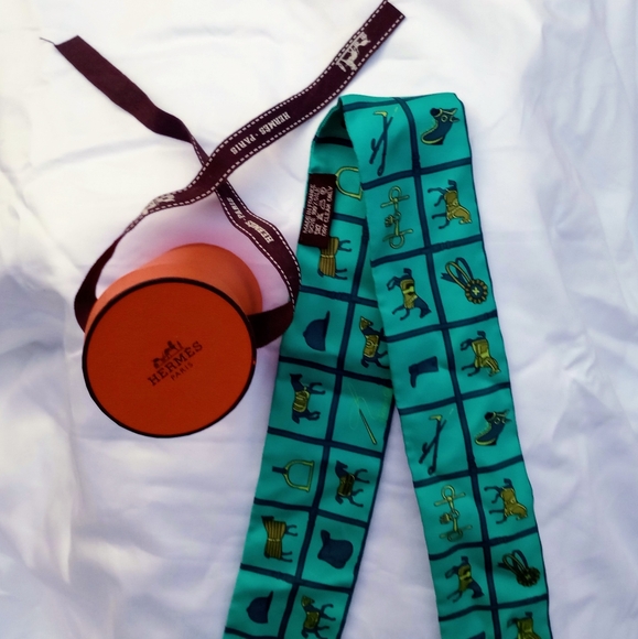 Chic Hermes Green Twilly Scarf  with Equestrian Print - Picture 6 of 8